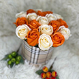 Букет из мыльных роз в клетч. коробе (20х22 см) кремовые/оранжевые