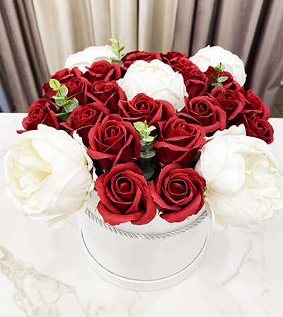 Букет из мыльных роз с белыми пионами (25х28 см)